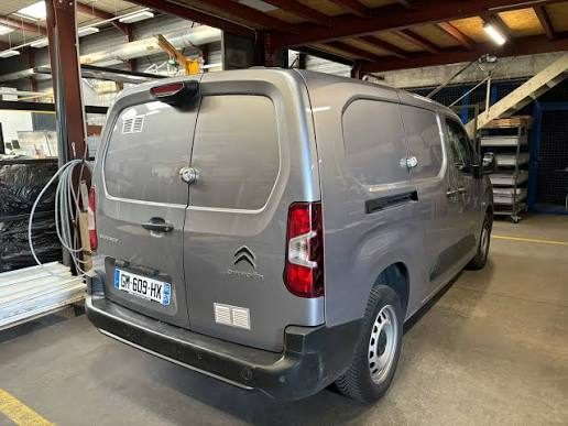 Utilitaire équipé d'un verrou antivol CARGOBLOCK, chez un professionnel en Île-de-France
