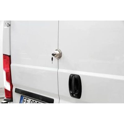 Verrou CARGOBLOCK fermé à clé sur la porte arrière d'un utilitaire