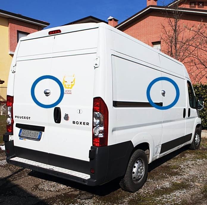 Fourgon utilitaire avec les deux verrous antivol CARGOBLOCK installés sur les portes arrière